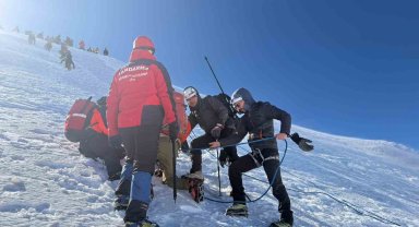 Uludağ'da mahsur kalan 2 kadın kurtarıldı