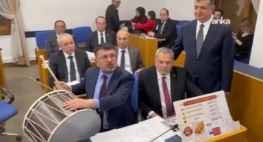 Veli Ağbaba, TBMM’de Emekliler İçin Davul Çalarak Tepki Gösterdi