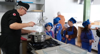 Yıldırım Belediyesi Ramazan Etkinliği ile Minikler Süt Helvası ve Şekerpare Yaptı