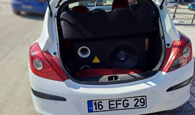 Yüksek Sesle Müzik Dinleyen Sürücüye 21 Bin TL Ceza