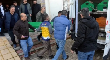 Babasının Başını Keserek Öldürdü