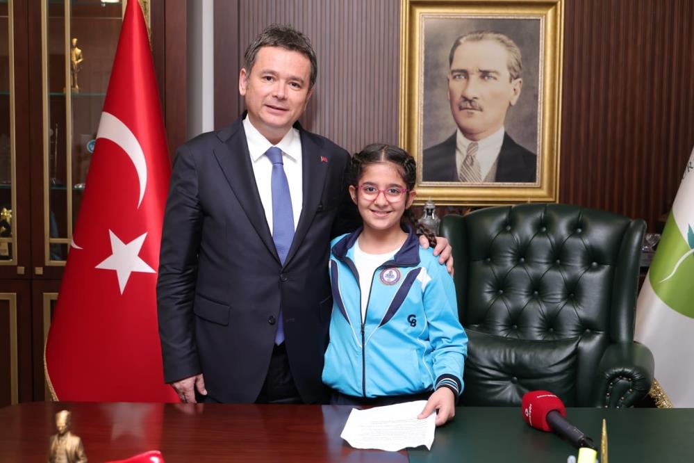 Başkan Aydın koltuğu çocuklara bıraktı