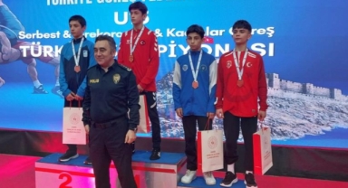 Bursa Büyükşehir Belediyesporlu güreşçiler Türkiye Şampiyonası’nda 3 madalya kazandı