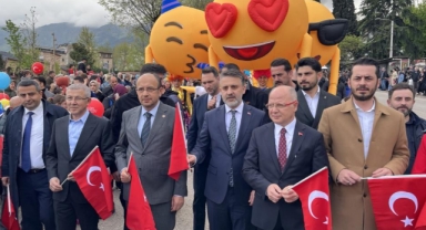 Bursa’da 23 Nisan Coşkusu: Yüzlerce Kişi Kortej Yürüyüşünde Buluştu