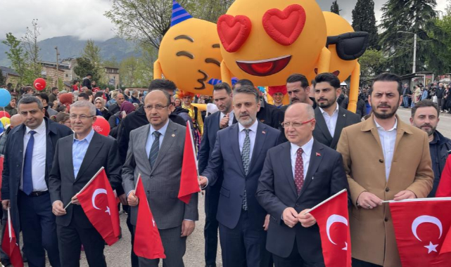 Bursa’da 23 Nisan Coşkusu: Yüzlerce Kişi Kortej Yürüyüşünde Buluştu