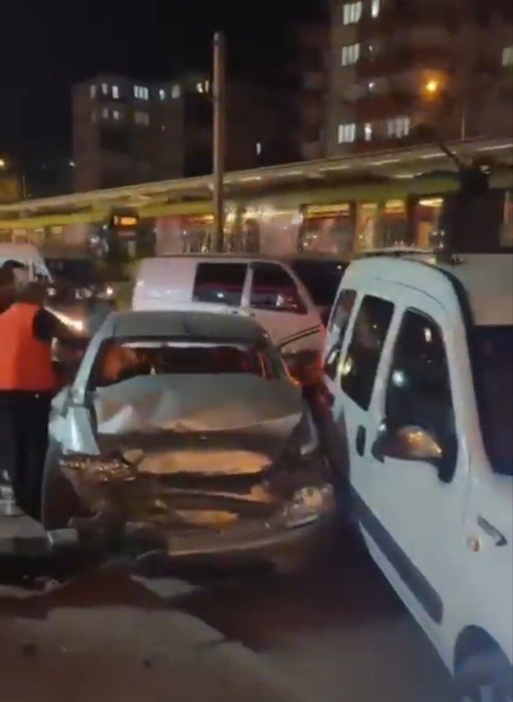 Bursa’da 3 Araç Birbirine Girdi: Şans Eseri Yaralanan Olmadı