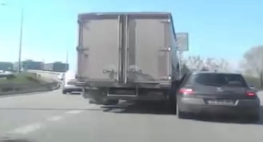 Bursa’da Aynı Noktada Peş Peşe Kazalar: Sürücüler Birbirine Girdi