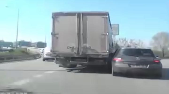 Bursa’da Aynı Noktada Peş Peşe Kazalar: Sürücüler Birbirine Girdi