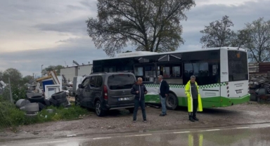 Bursa'da Belediye Otobüsü ile Nakliye Kamyonu Çarpıştı: 2 Sürücü Yaralandı