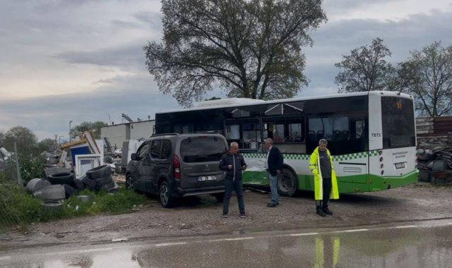 Bursa'da Belediye Otobüsü ile Nakliye Kamyonu Çarpıştı: 2 Sürücü Yaralandı