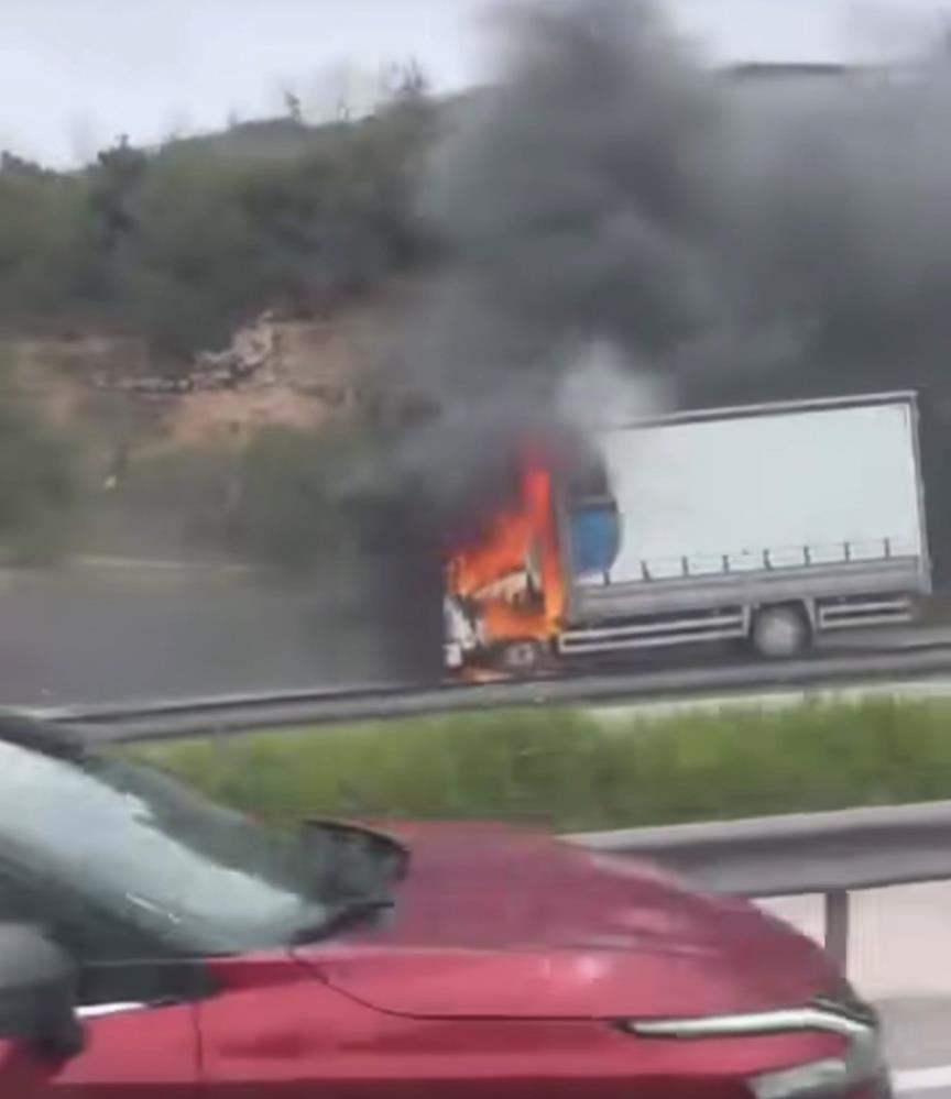 Bursa’da Seyir Halindeki Kamyon Alev Aldı