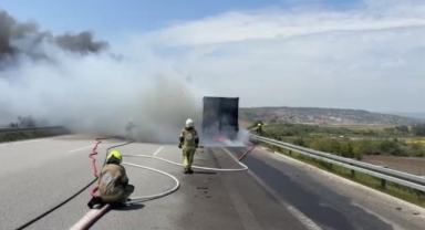 Bursa İzmir Yolu’nda Presli Karton Yüklü Tır Alev Alev Yandı