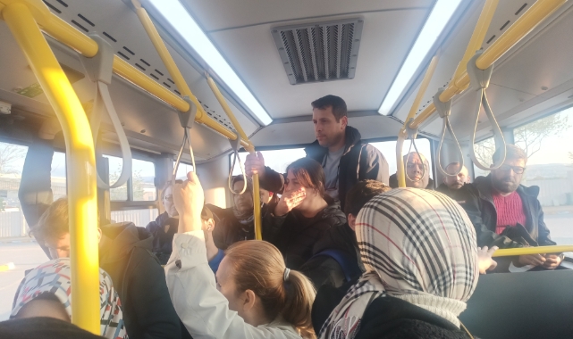 Bursa Nilüfer Akçalar Mahallesi’nde 23 Nisan’da Otobüs Krizi: Vatandaşlar İsyan Etti