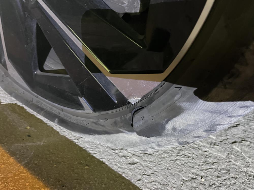 Bursa Sıcaksu’da facia kıl payı atlatıldı: Üst geçit demiri yola düştü