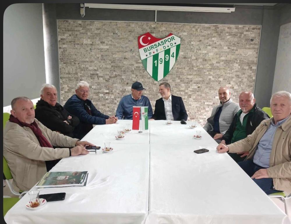 Bursaspor'un unutulmaz kaptanı Özden'in kitabı öğrencilere dağıtıldı