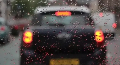 Gökdere’de Yağış Sonrası Kaygan Yol Alarmı: Sürücüler Yokuşta Zor Anlar Yaşadı