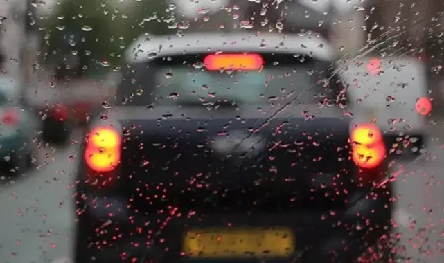 Gökdere’de Yağış Sonrası Kaygan Yol Alarmı: Sürücüler Yokuşta Zor Anlar Yaşadı