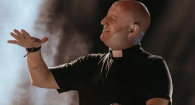 Gündüzleri kilise rahiplik yapan DJ, geceleri müzik yapıyor