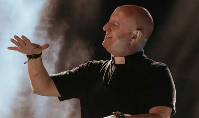 Gündüzleri kilise rahiplik yapan DJ, geceleri müzik yapıyor