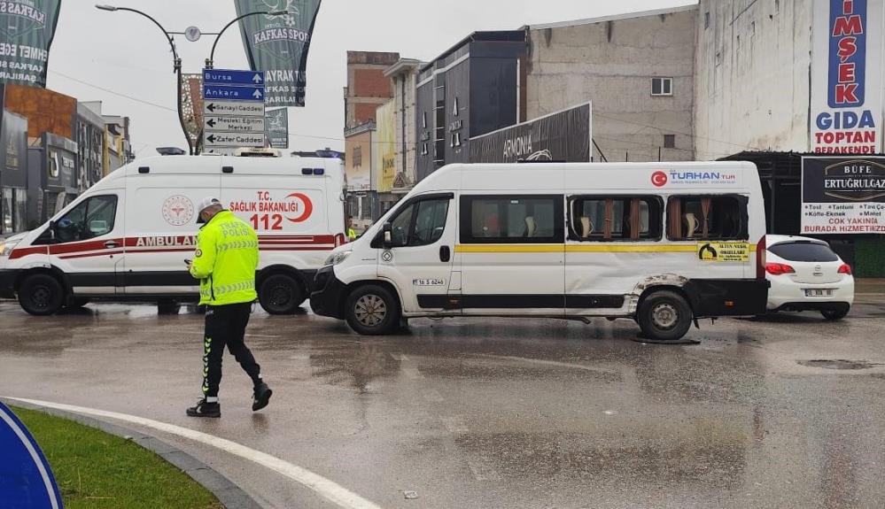 İnegöl’de Feci Kaza: Kamyon ile Servis Minibüsü Çarpıştı