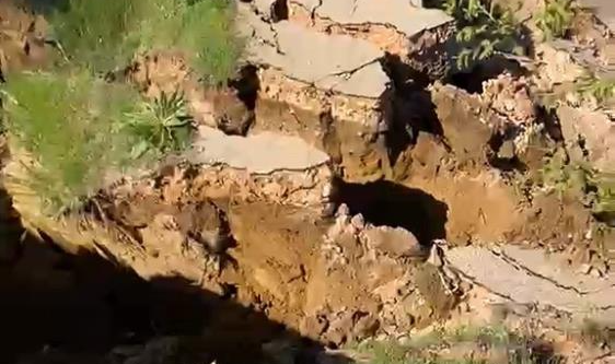 İnegöl’de Heyelan: İki Mahalleyi Bağlayan Yol Ulaşıma Kapandı