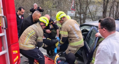 İnegöl’de Kontrolden Çıkan Otomobil Bariyerlere Çarptı: 2 Yaralı