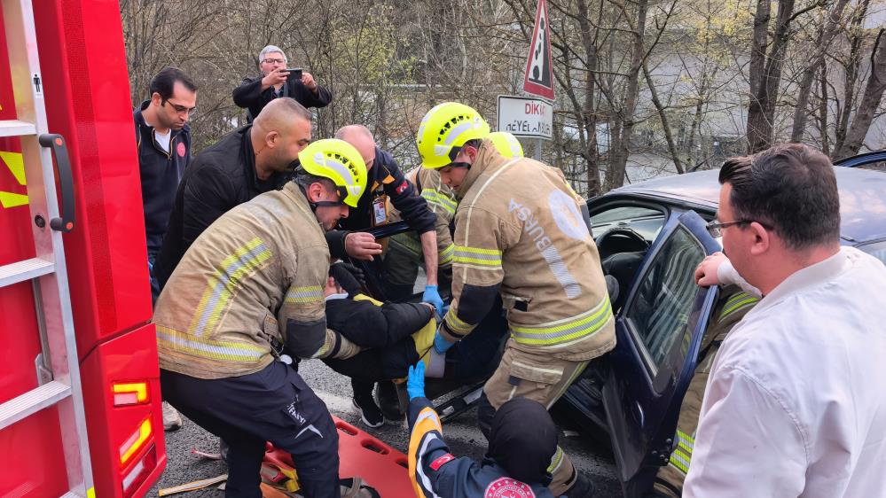 İnegöl’de Kontrolden Çıkan Otomobil Bariyerlere Çarptı: 2 Yaralı