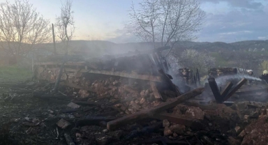 İnegöl’de Yangın: 2 Katlı Ev Küle Döndü