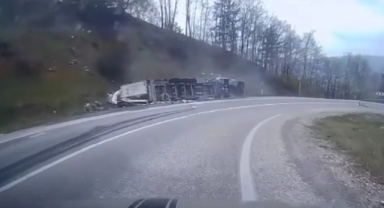 İnegöl-Domaniç Yolunda Su Yüklü Tır Devrildi: Sürücü Yaralandı