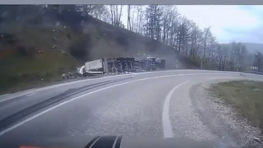 İnegöl-Domaniç Yolunda Su Yüklü Tır Devrildi: Sürücü Yaralandı