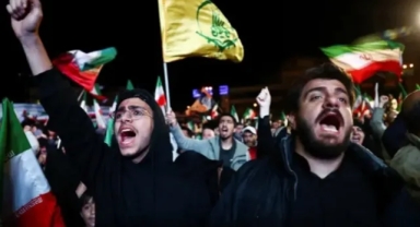 İran'da Ateşkes Kutlamaları Sokaklara Taştı