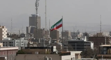 İran Halkı Sokaklara Döküldü: Gazete Manşeti Trump’a 'Kumarbaz' Dedi