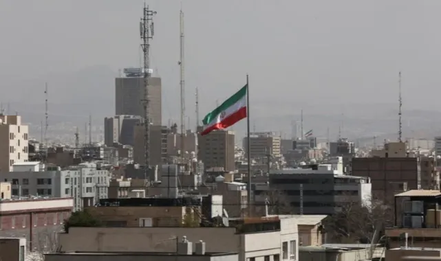 İran Halkı Sokaklara Döküldü: Gazete Manşeti Trump’a 'Kumarbaz' Dedi