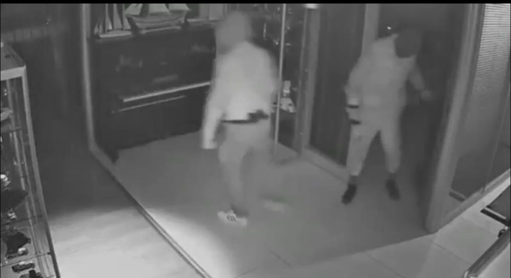 Maskeli beşler girdikleri işletmelerde çelik kasaları böyle patlattı