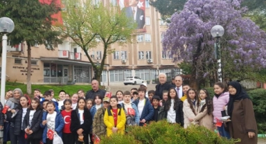 Miniklerden yürek ısıtan 23 Nisan kutlaması