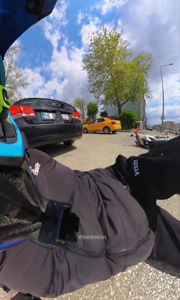 Motosiklet otomobile çarptı