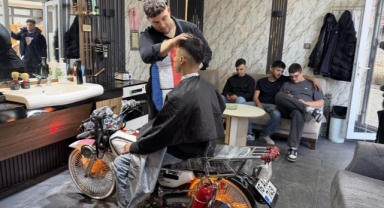 Motosikleti berber koltuğuna dönüştürdü, gençler sıraya girdi