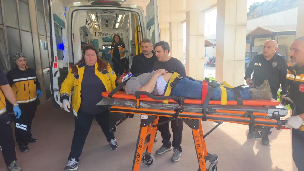 Orhangazi'de Çatıdan Düşen Usta Ağır Yaralandı