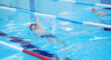 Osmangazi Belediyesi Yüzme Şenliği’nde 23 Nisan Coşkusu