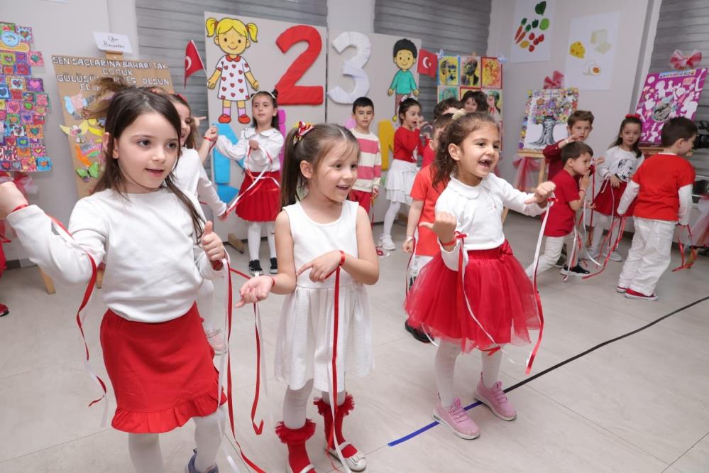 Osmangazi’de 23 Nisan Coşkusu: Minikler Sahneye Çıktı