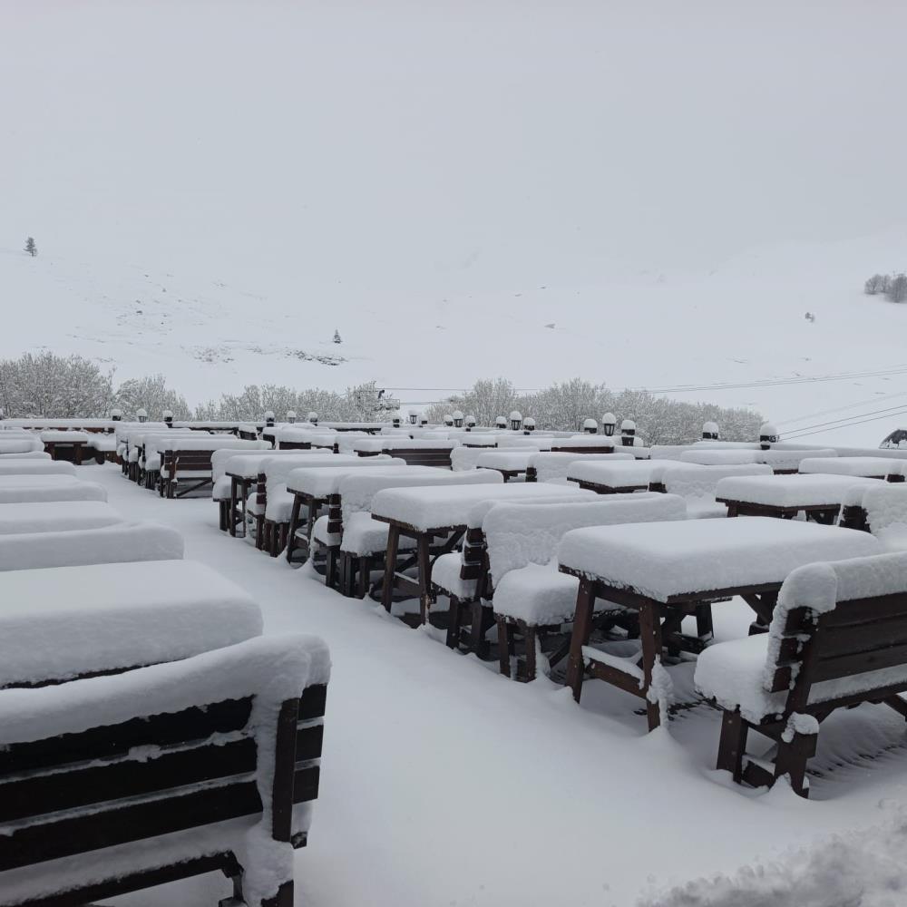 Uludağ’da Nisan Ayında Kar Sürprizi: Zirve Beyaza Büründü