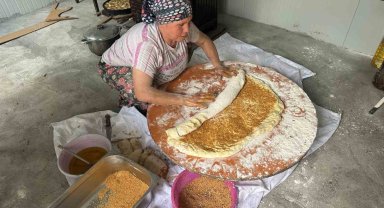 Bayrama özel köylerde taş fırınlarda pişen "bayram çöreği" yok satıyor