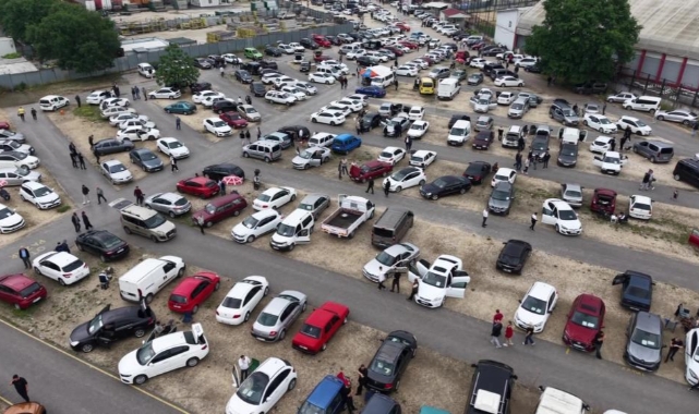 Bursa’da İkinci El Otomobil Pazarında Bayram Yoğunluğu