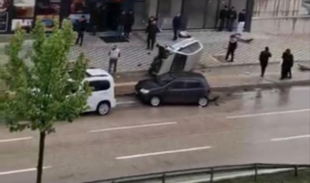 Bursa'da kontrolden çıkan otomobil takla attı