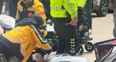 Bursa'da otomobilin çarptığı motosikletli kurye yaralandı