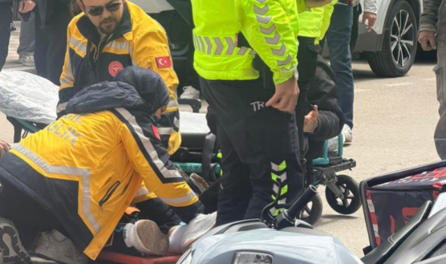 Bursa'da otomobilin çarptığı motosikletli kurye yaralandı
