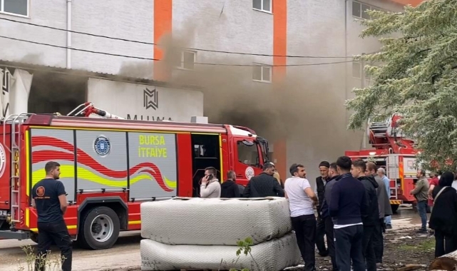 İnegöl’de Koltuk Fabrikasında Yangın: 2 Kişi Dumandan Etkilendi