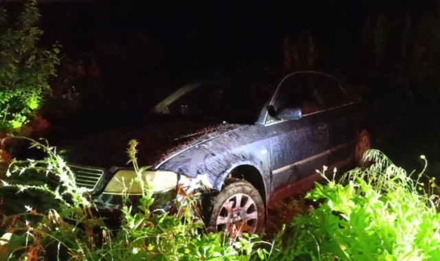 İnegöl’de Kontrolden Çıkan Otomobil Tarlaya Uçtu! Sürücü Olay Yerinden Kaçtı