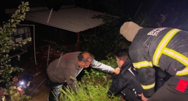 İnegöl Sel Felaketi: Mahsur Kalan Çiftlik Sahibi ve Köpeği Kurtarıldı