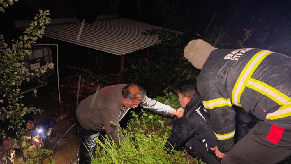 İnegöl Sel Felaketi: Mahsur Kalan Çiftlik Sahibi ve Köpeği Kurtarıldı